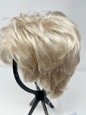 Blonde Short Layered Women's Wig - Natural Light Blonde (Pearl Mix)